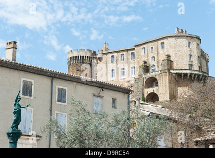 Le château (château) de Suze-la-Rousse domine l'ancien centre du village et qui en est aujourd'hui l'université du vin Banque D'Images