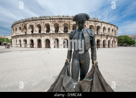 Statue du célèbre bull-fighter Nimeño devant les Arénes, l'amphithéâtre romain de Nîmes, Languedoc, France Banque D'Images