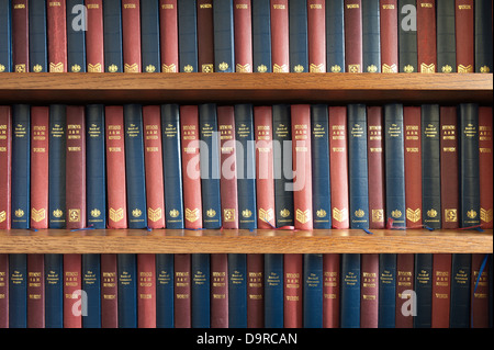 Les lignes de chant et de prière livres culte en alternant les couleurs sur commande soignée plateau chêne bibliothèque Banque D'Images