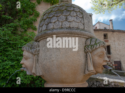 Fontaine d'eau sur une petite place de la vieille ville médiévale haut bourg' de Vaison-la-Romaine, Vaucluse, dans le sud de la France Banque D'Images