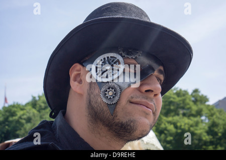 Les amateurs de cosplay, habillés comme leurs personnages de bande dessinée préférés, répondre à Union Square Park Banque D'Images