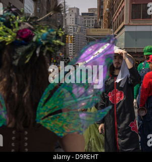 Les amateurs de cosplay, habillés comme leurs personnages de bande dessinée préférés, répondre à Union Square Park Banque D'Images