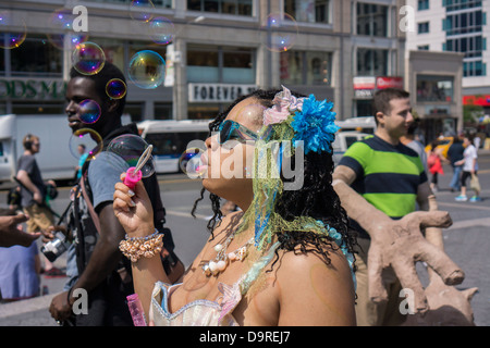 Les amateurs de cosplay, habillés comme leurs personnages de bande dessinée préférés, répondre à Union Square Park Banque D'Images