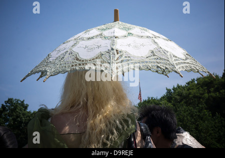 Les amateurs de cosplay, habillés comme leurs personnages de bande dessinée préférés, répondre à Union Square Park Banque D'Images