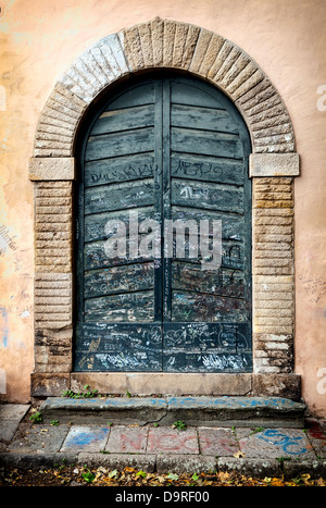 Porte résidentielle en bois dans la région de Lucca, Toscane, Italie Banque D'Images