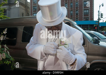 Isaiah Owens Owens, le propriétaire du salon funéraire, de Harlem à New York se prépare à participer à une procession Banque D'Images