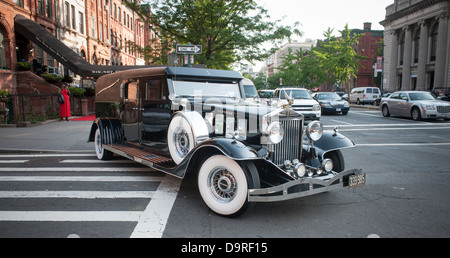 Isaiah Owens Owens, le propriétaire du salon funéraire, de Harlem à New York au volant de sa Rolls-Royce 1924 hearse dans une procession Banque D'Images