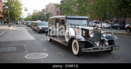 Isaiah Owens Owens, le propriétaire du salon funéraire, de Harlem à New York au volant de sa Rolls-Royce 1924 hearse dans une procession Banque D'Images