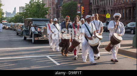 Isaiah Owens Owens, le propriétaire du salon funéraire, de Harlem à New York au volant de sa Rolls-Royce 1924 hearse dans une procession Banque D'Images