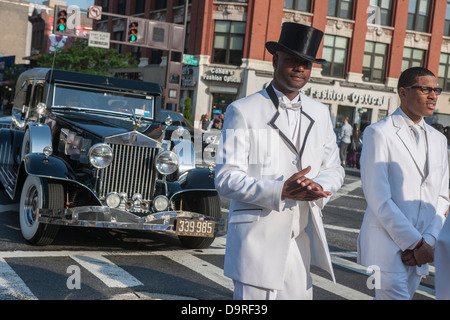 Isaiah Owens Owens, le propriétaire du salon funéraire, de Harlem à New York au volant de sa Rolls-Royce 1924 hearse dans une procession Banque D'Images