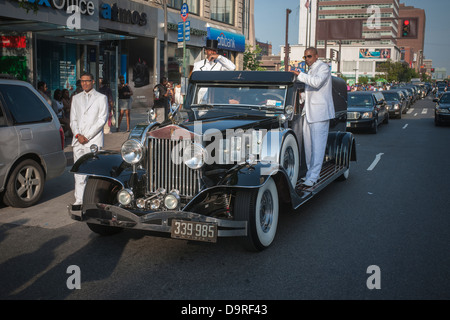 Isaiah Owens Owens, le propriétaire du salon funéraire, de Harlem à New York au volant de sa Rolls-Royce 1924 hearse dans une procession Banque D'Images