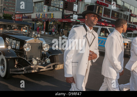 Isaiah Owens Owens, le propriétaire du salon funéraire, de Harlem à New York au volant de sa Rolls-Royce 1924 hearse dans une procession Banque D'Images