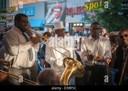 Isaiah Owens Owens, le propriétaire du salon funéraire, de Harlem à New York, à l'Apollo Theatre Banque D'Images