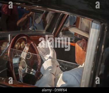 Isaiah Owens Owens, le propriétaire du salon funéraire, de Harlem à New York dans son vintage 1924 Rolls-Royce corbillard. Banque D'Images