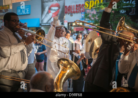 Isaiah Owens Owens, le propriétaire du salon funéraire, de Harlem à New York, à l'Apollo Theatre Banque D'Images