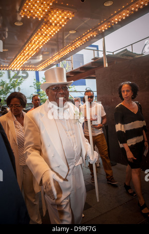 Isaiah Owens Owens, le propriétaire du salon funéraire, de Harlem à New York, à l'Apollo Theatre Banque D'Images