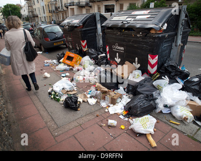 Les habitants de Brighton à pied de plus en plus passé des tas de détritus dans les rues, lors d'une grève par les travailleurs de refuser de la ville Banque D'Images