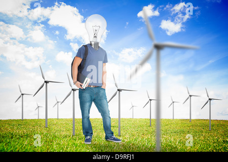 Étudiant avec une ampoule tête dans le milieu de terrain de l'éolienne Banque D'Images