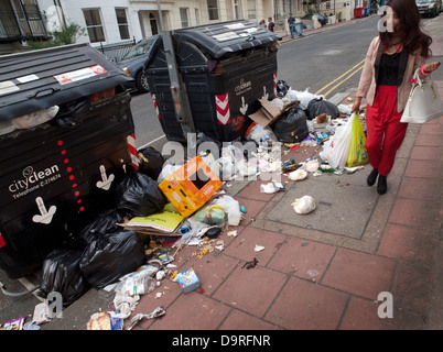 Les habitants de Brighton à pied de plus en plus passé des tas de détritus dans les rues, lors d'une grève par les travailleurs de refuser de la ville Banque D'Images