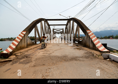 Le vieux pont à Kampot, Cambodge Banque D'Images