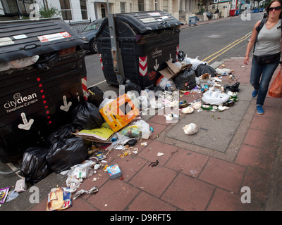 Les habitants de Brighton à pied de plus en plus passé des tas de détritus dans les rues, lors d'une grève par les travailleurs de refuser de la ville Banque D'Images