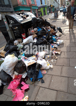 Les habitants de Brighton à pied de plus en plus passé des tas de détritus dans les rues, lors d'une grève par les travailleurs de refuser de la ville Banque D'Images