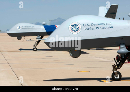 Cette image montre deux UAS (Unmanned Aircraft Systems) exploités par le Service des douanes et de la protection des frontières des États-Unis pour des tâches de surveillance et opérationnelles à la frontière sud, contribuant à la répression des drogues et à la sécurité frontalière. Banque D'Images