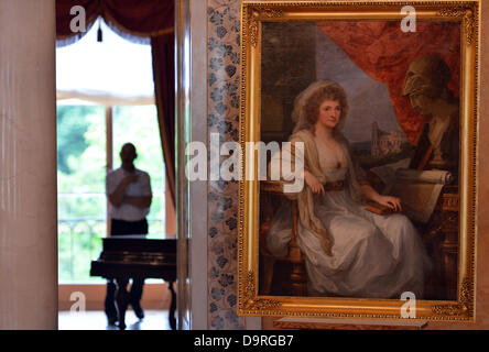 Un portrait de la Duchesse Anna Amalia de Brunswick-Wolfenbuettel (1739-1807) par Angelika Kauffmann est suspendu dans la salle de bal du Château de la ville de Weimar, Allemagne, 25 juin 2013. La peinture a été absente pendant des décennies et va maintenant être présentée dans le château de ville avant son retour à à Roemisches Haus en 2014. Photo : MARC N.R.I.T. Banque D'Images