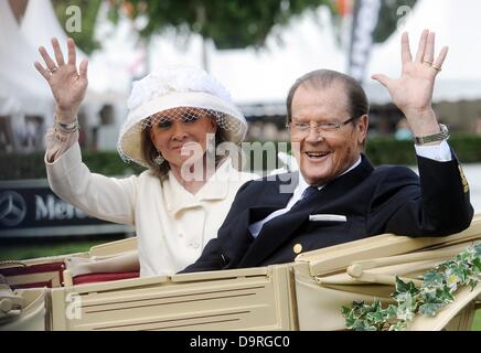 Aix-la-Chapelle, Allemagne. 25 juin 2013. L'acteur Roger Moore (R) et son épouse Kristina Tholstrup Danois arrivent dans un coach pour l'ouverture de l'International Horse Show CHIO à Aix-la-Chapelle, Allemagne, 25 juin 2013. Le Danemark est cette année le pays partenaire au CHIO Aachen. Photo : HENNING KAISER/dpa/Alamy Live News Banque D'Images