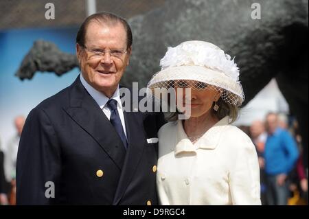 Aix-la-Chapelle, Allemagne. 25 juin 2013. L'acteur Roger Moore (R) et son épouse Kristina Tholstrup Danois arrivent pour l'ouverture de l'International Horse Show CHIO à Aix-la-Chapelle, Allemagne, 25 juin 2013. Le Danemark est cette année le pays partenaire au CHIO Aachen. Photo : HENNING KAISER/dpa/Alamy Live News Banque D'Images