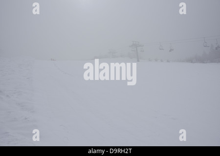 Journée d'hiver brumeux sur une piste de ski Banque D'Images