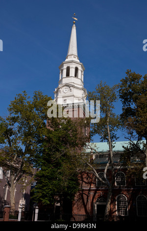 Clocher blanc s'élevant au-dessus des arbres, Christ Church, Philadelphie, Pennsylvanie, États-Unis d'Amérique Banque D'Images