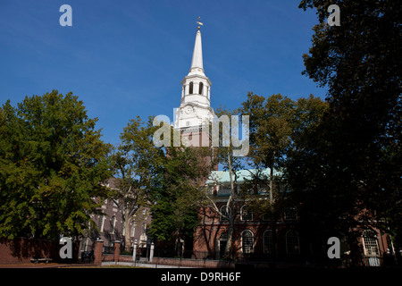 Clocher blanc s'élevant au-dessus des arbres, Christ Church, Philadelphie, Pennsylvanie, États-Unis d'Amérique Banque D'Images