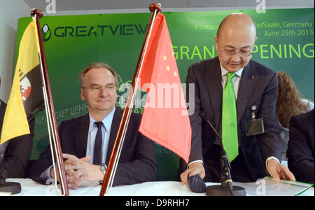 Pdg de Greatview Packaging Co. Ltd, Hong Gang (R), et le Premier Ministre de Saxe-anhalt Reiner Haseloff prendre part à l'ouverture de l'usine d'emballage aseptique Greatview allemand à Kabelsketal, Allemagne, 25 juin 2013. Les Chinois l'emballage aseptique société a investi 50 millions d'euros dans une zone industrielle à Halle et emploie 120 personnes. Selon l'entreprise, c'est le deuxième plus grand fabricant de matériel d'emballage stérile. Photo : HENDRIK SCHMIDT Banque D'Images