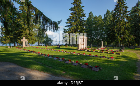 Tombes de Soldats tombés dans les guerres de la Finlande sont décorées avec des fleurs rouge au cimetière de la paroisse dans l'Ostrobothnie Lappajärvi Banque D'Images