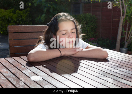 Jeune fille se détend dans le soleil Banque D'Images