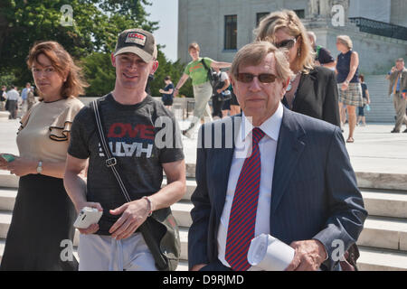 Washington DC, USA. 25 juin 2013. Ted Olson principal demandeur procureur pour Hollingsworth c. Perry pour renverser la proposition 8 quitte la Cour suprême américaine mardi. Crédit photo : Rudy K/Alamy Live News Banque D'Images