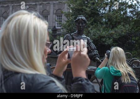 Une femme prend une photo de la statue de Molly Malone. La statue sera supprimé plus tard cette année à partir de son cours au comptant pour permettre la création d'une nouvelle ligne de tramway (LUAS). Banque D'Images