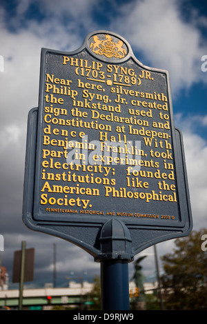 PHILIP SYNG, JR., (1703-1789) près d'ici, orfèvre Philip Syng, Jr. a créé l'encrier utilisé pour signer la Déclaration et Constitution lors de l'Independence Hall. Avec Benjamin Franklin, a pris part à des expériences de l'électricité ; fondé des institutions comme l'American Philosophical Society. Georgia Historical and Museum Commission, 2003 Banque D'Images