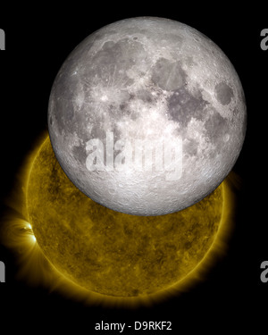 L'Observatoire de la NASA Solar Dynamics capturé la lune voyageant à travers le soleil et partiellement bloquant la vue le 13 juin 2013. La lune du crisp horizon peut être vu jusqu'contre le soleil, parce que la lune n'a pas d'atmosphère. Banque D'Images