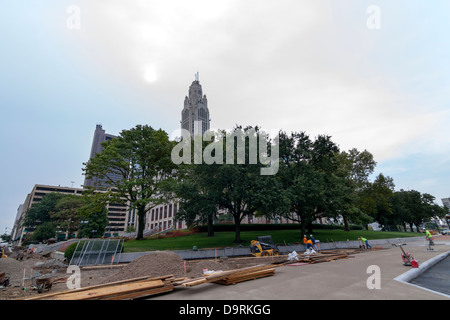 Une prise de vue au grand angle de Columbus, Ohio, avec l LeVeque Tower poussant au-dessus des arbres. Banque D'Images