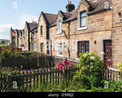 Une rangée de pierres terrasse historique cottages dans la zone de conservation de la pêche et de l'acier village Skinningrove Banque D'Images