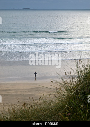 Figure solitaire sur Whitesands beach, Pembrokeshire Wales Banque D'Images