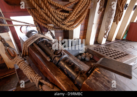 Un canon sur une réplique de la Santa Maria de bateau, navigué par Columbus, dans le port à Columbus, Ohio. Banque D'Images