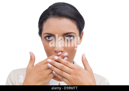 Choqué businesswoman mettant la main devant la bouche Banque D'Images