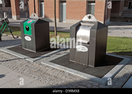 Métro commune les ordures ménagères et les bacs de recyclage à Amiens, Picardie, Somme, France. Banque D'Images