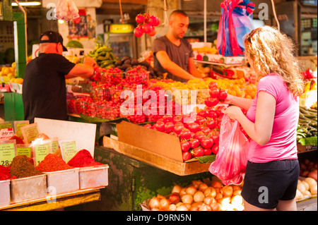 Israël Tel Aviv Carmel Market fruits Légumes Légumes tomates raisins fraises décrochage vend des oranges oignons pommes de terre girl achète jardiniers Banque D'Images