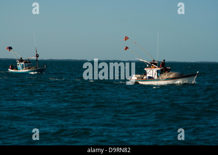 Bateaux de pêche près de Abrolhos, zone protégée du sud de Bahia, Brésil Banque D'Images