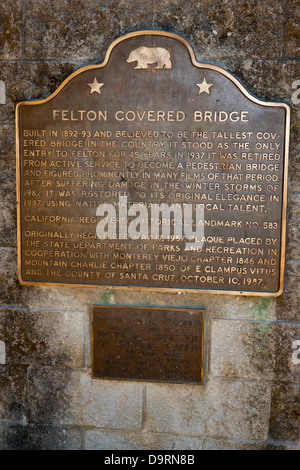 Pont couvert FELTON construit en 1892-1893 et que l'on croit être le plus haut pont couvert au pays, il s'est présenté comme la seule entrée Banque D'Images