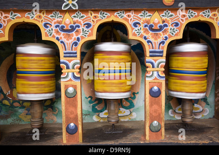 Roues de prière à Cheri Goemba, monastère de la vallée de Thimphu, Bhoutan, Asie. Banque D'Images